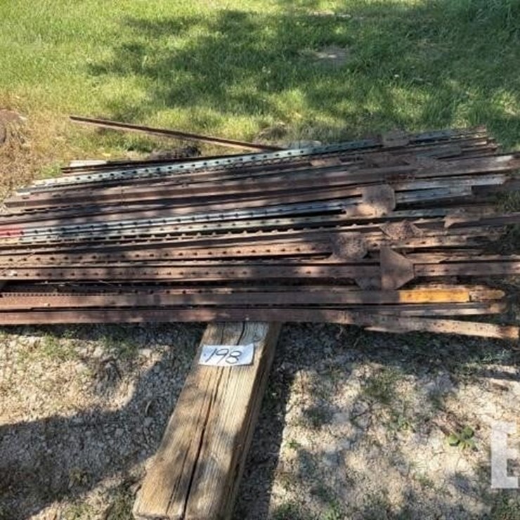 STEEL T-POSTS