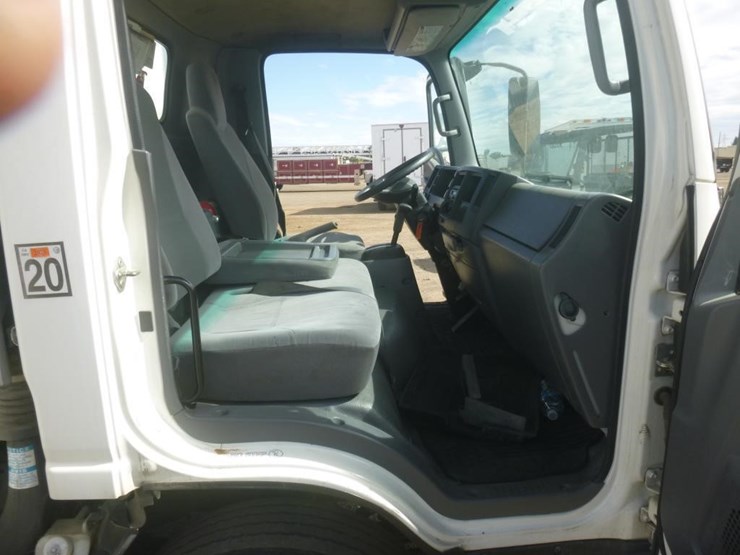 2017-isuzu-nrr-image-13