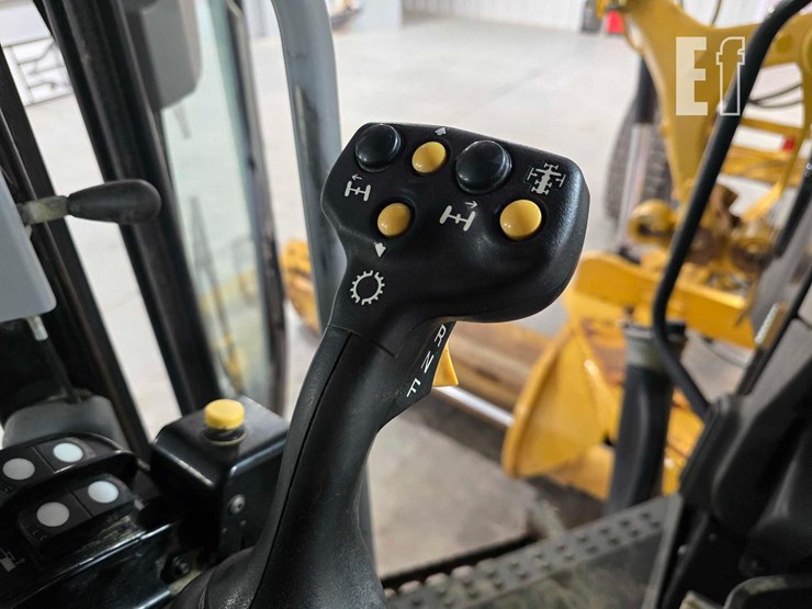 2014-caterpillar-160m2-image-19