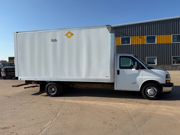 2018-chevrolet-express-4500-image-5