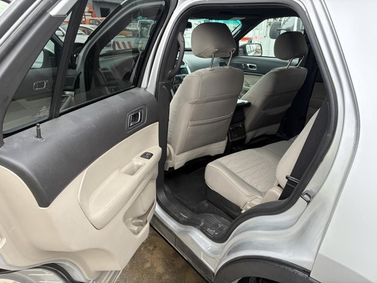 2015-ford-explorer-image-15