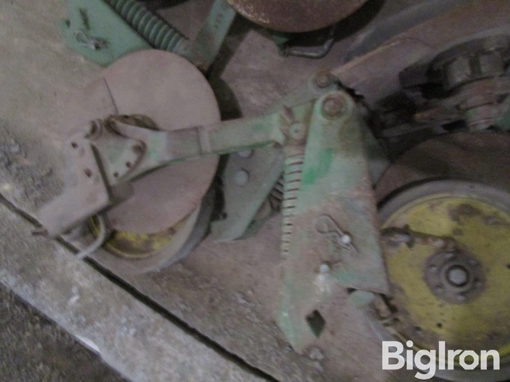 john-deere-planter-fertilizer-openers/disc-assemblies-image-8