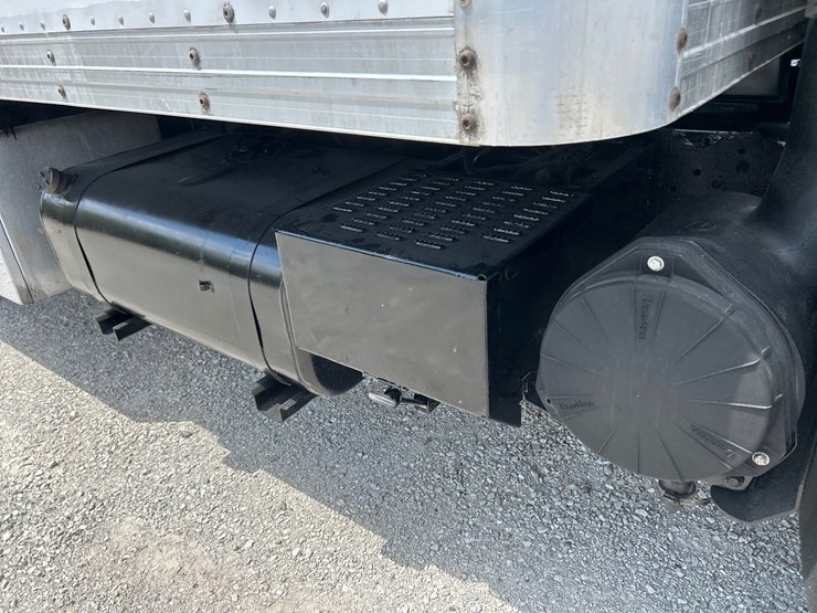 2001-gmc-t7500-image-36