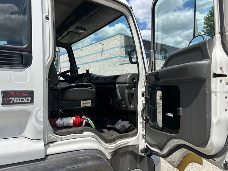 2001-gmc-t7500-image-43