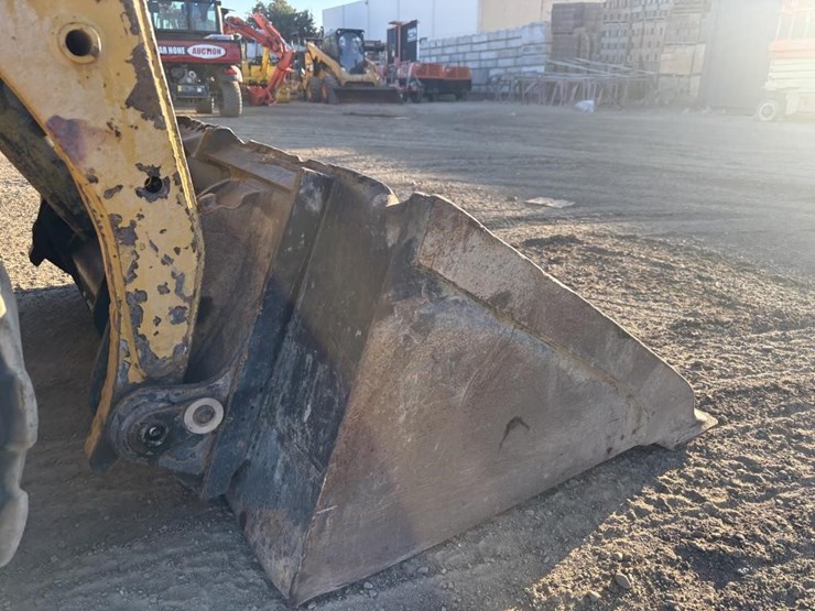 2014-caterpillar-226b3-image-12
