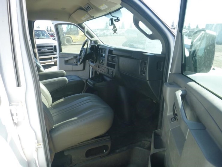 2020-chevrolet-express-2500-image-6