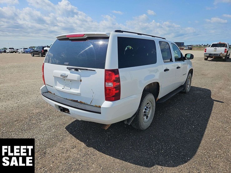 2011-chevrolet-suburban-image-4