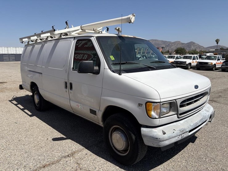 2002-ford-e350-image-1