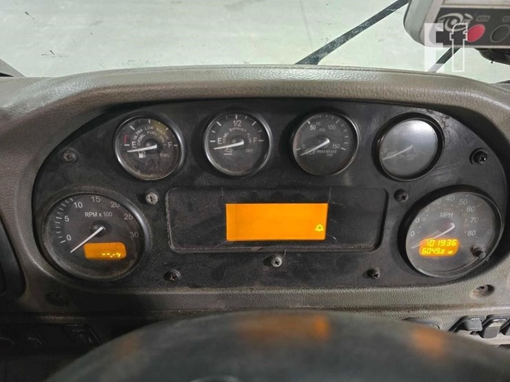 2018-peterbilt-320-image-12