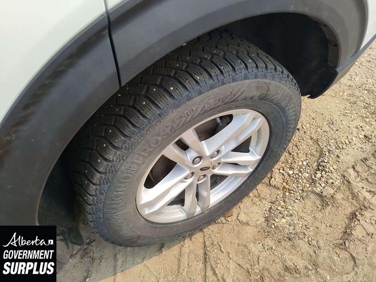 2020-ford-explorer-xlt-image-26