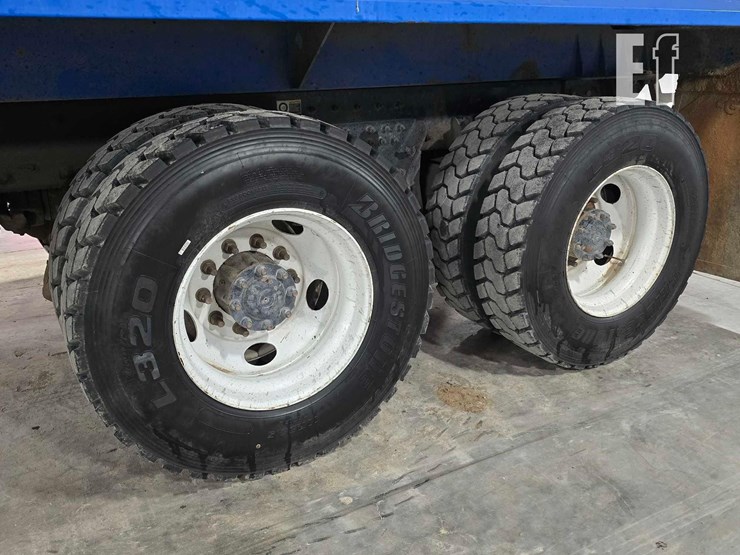 2017-peterbilt-320-image-30