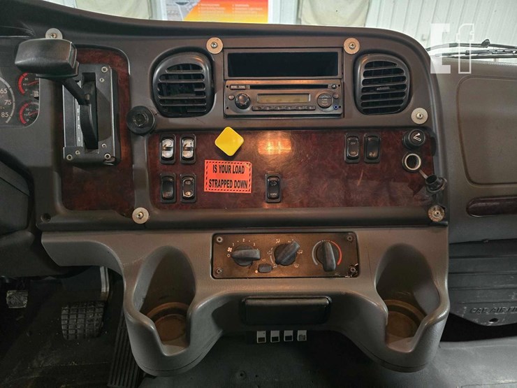 2015-freightliner-business-class-m2-106-image-15