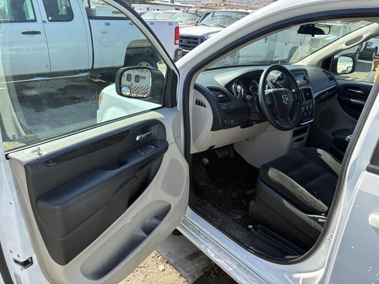 2017-dodge-grand-caravan-image-16