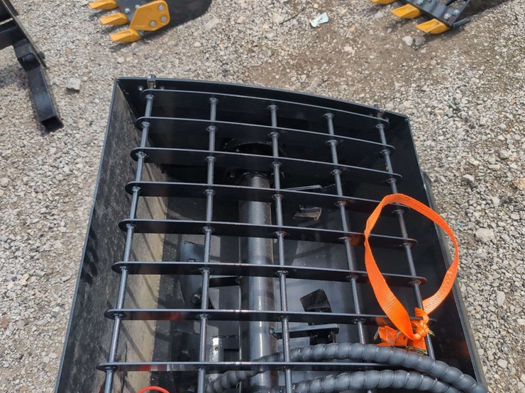iranch-mini-skid-steer-mixing-bucket-irlmb-image-3