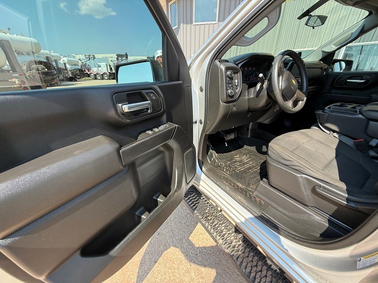2021-chevrolet-silverado-2500hd-image-13