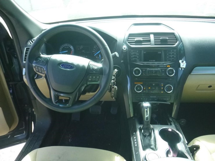 2016-ford-explorer-image-9