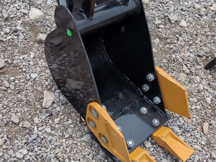 i-ranch-mini-excavator-20cm-tooth-bucket-image-2