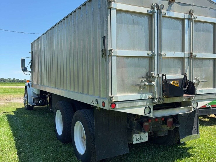 2002-freightliner-fl80-image-10