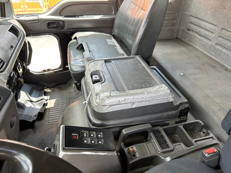 2001-gmc-t7500-image-47