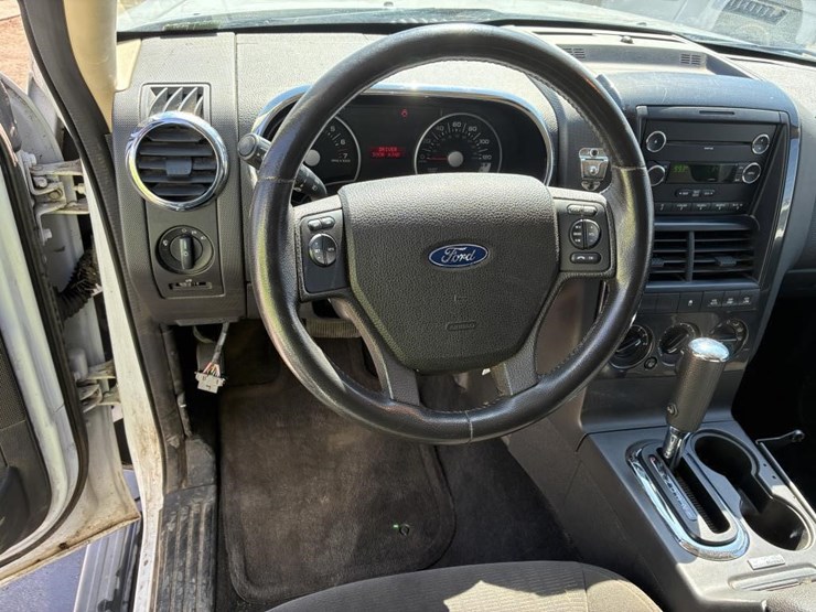 2010-ford-explorer-image-18