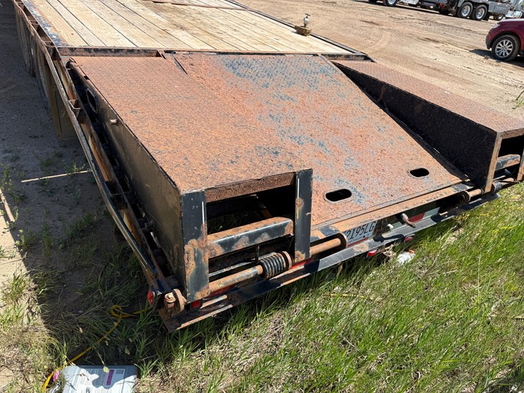 2008-trav-a-long-26’-+-5’-x-102”-dual-t/a-gooseneck-trailer-image-7