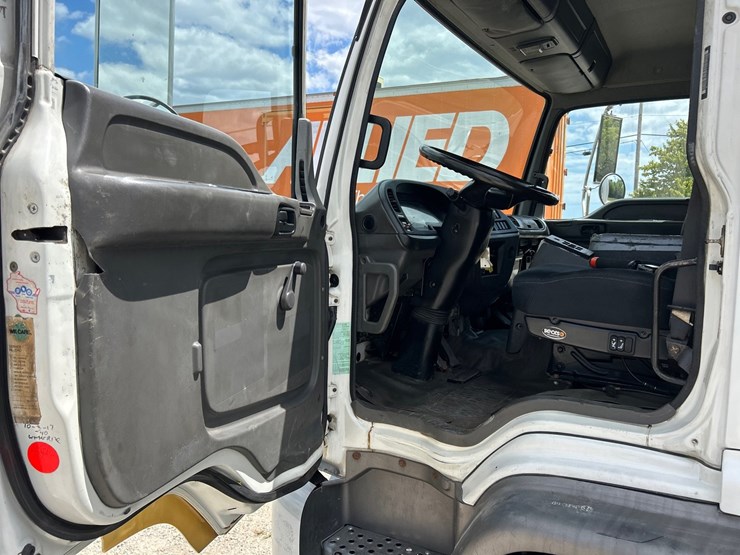 2001-gmc-t7500-image-45