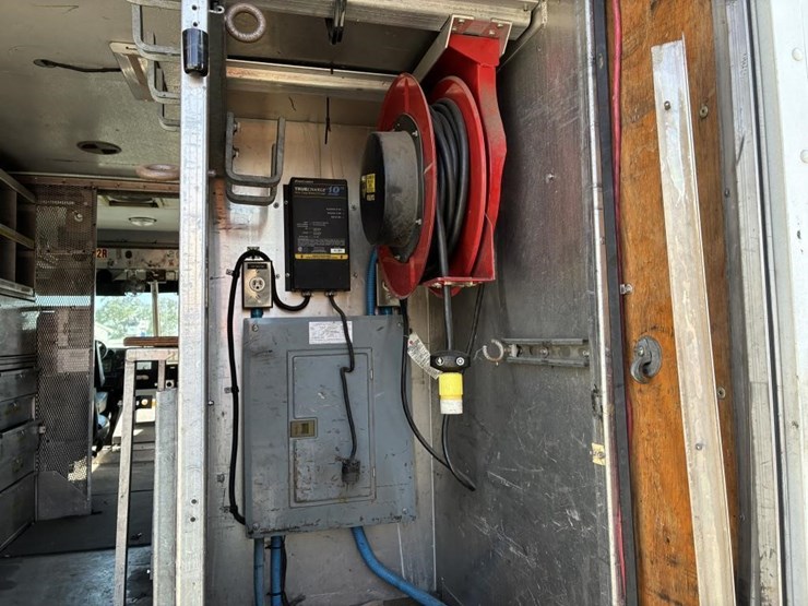 2002-workhorse-p42-image-16
