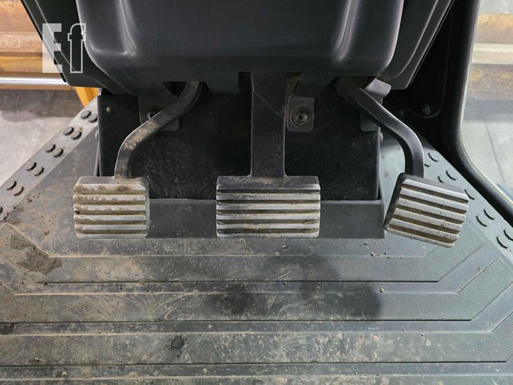 2014-caterpillar-160m2-image-18