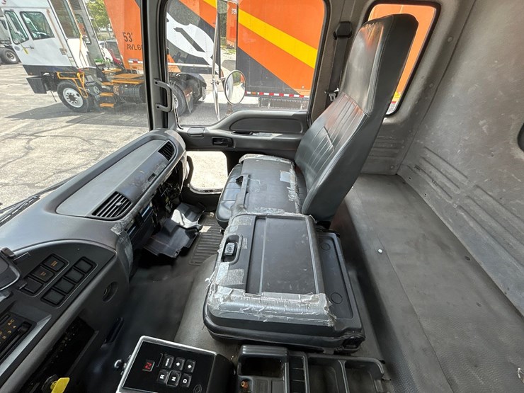 2001-gmc-t7500-image-58
