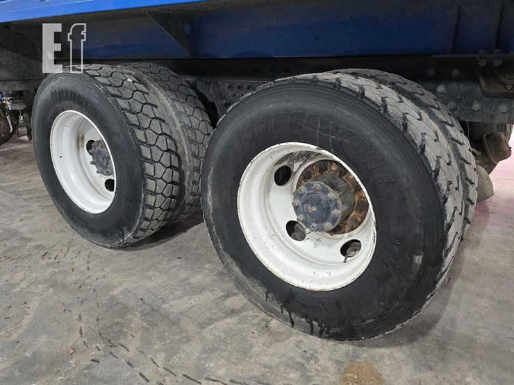 2015-peterbilt-320-image-28