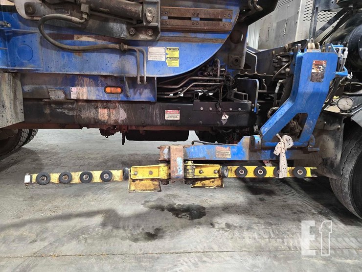 2015-peterbilt-320-image-21