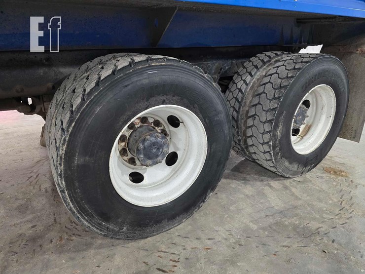 2015-peterbilt-320-image-27