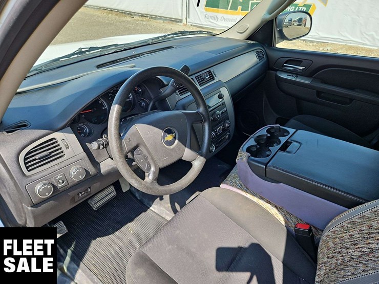 2011-chevrolet-suburban-image-18