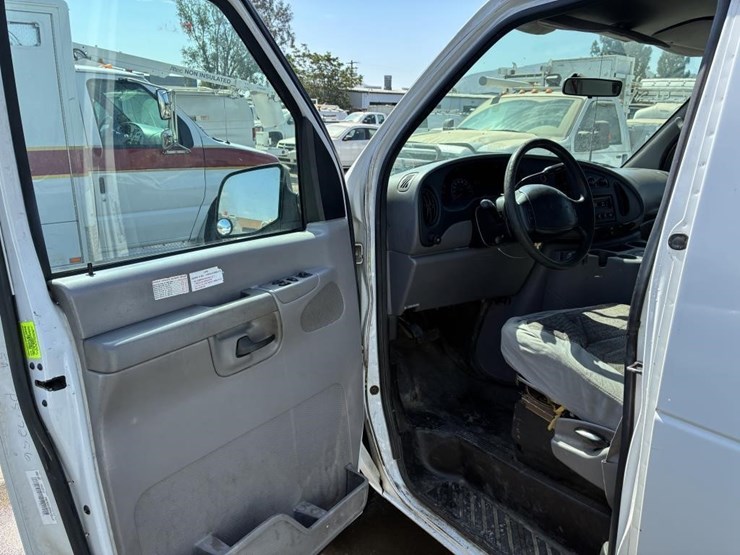 2002-ford-e350-image-18