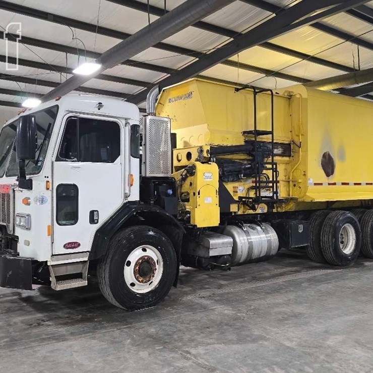2018 PETERBILT 320