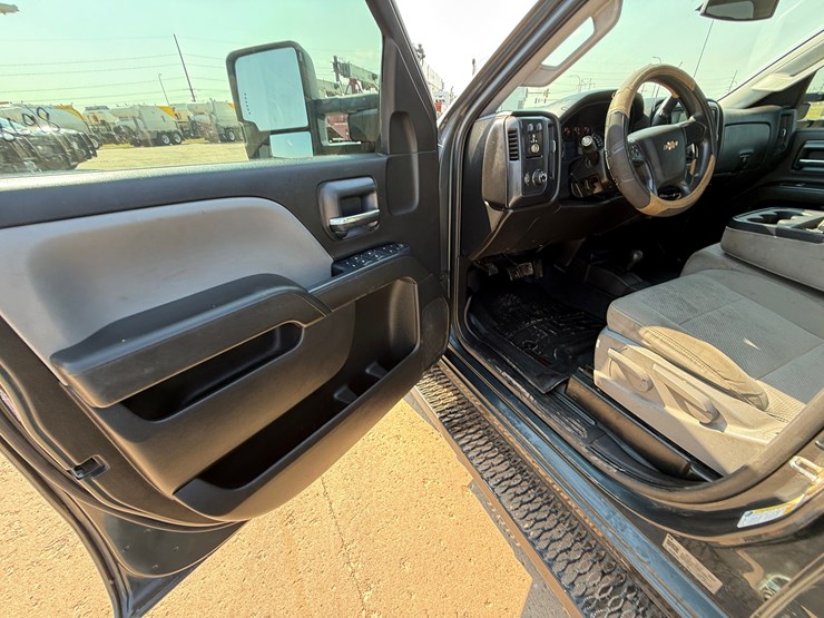 2018-chevrolet-silverado-2500hd-image-13