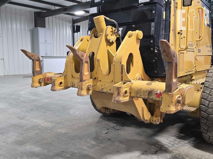 2014-caterpillar-160m2-image-13