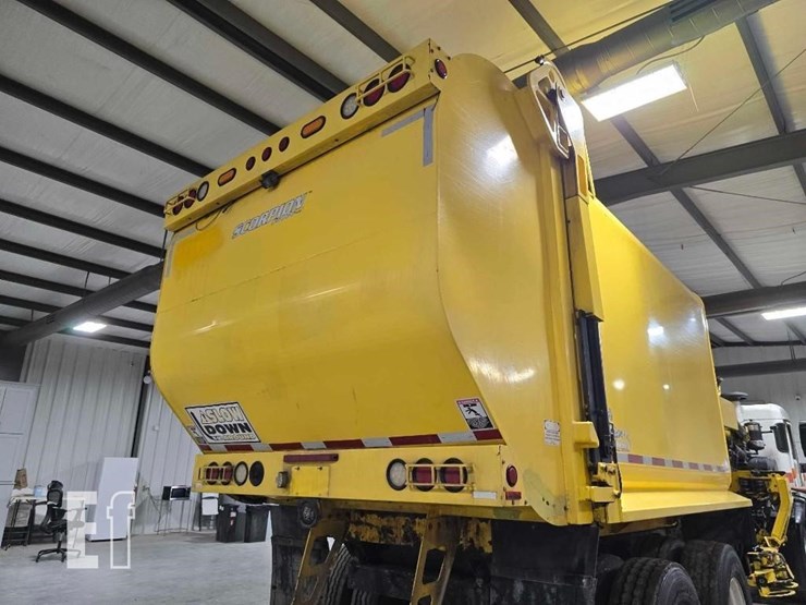 2018-peterbilt-320-image-21