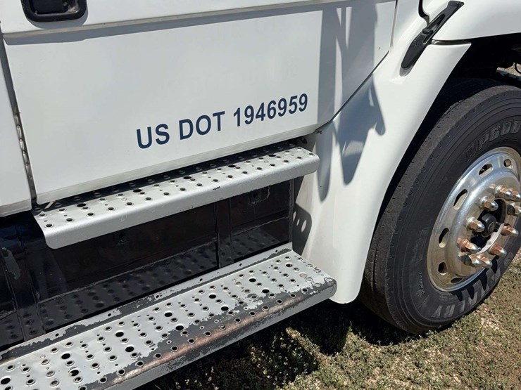 2002-freightliner-fl80-image-23
