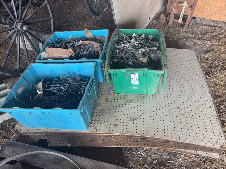 pallet-of-pegboard-&-pegs-image-1