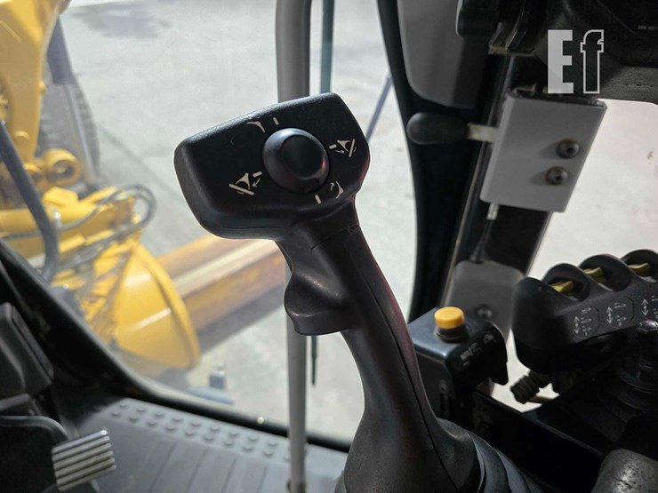 2014-caterpillar-160m2-image-21