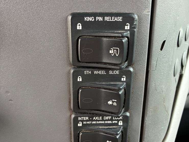 2015-peterbilt-579-image-15