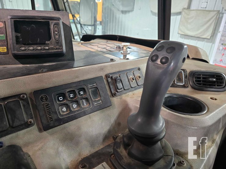 2015-peterbilt-320-image-14