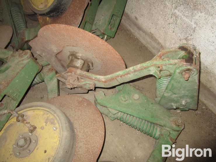 john-deere-planter-fertilizer-openers/disc-assemblies-image-15