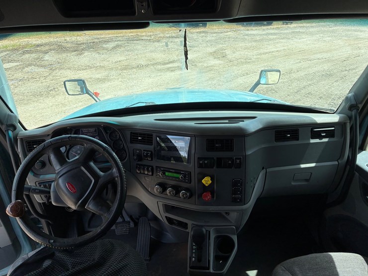 2015-peterbilt-579-image-14