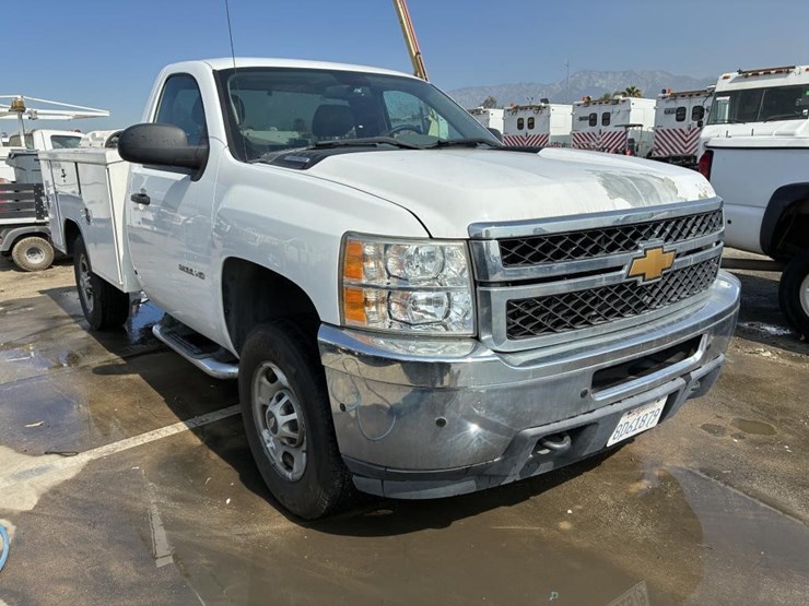 2013-chevrolet-silverado-2500-image-2