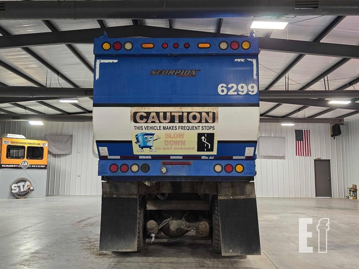 2015-peterbilt-320-image-8