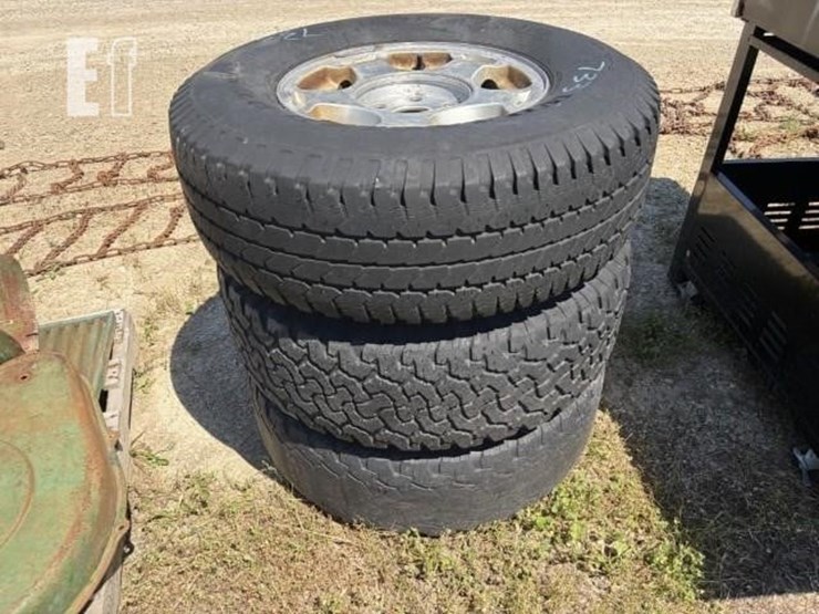 truck-tires-image-2