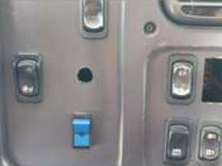 2007-freightliner-m2-106-image-28
