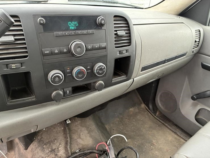 2013-chevrolet-silverado-2500-image-16